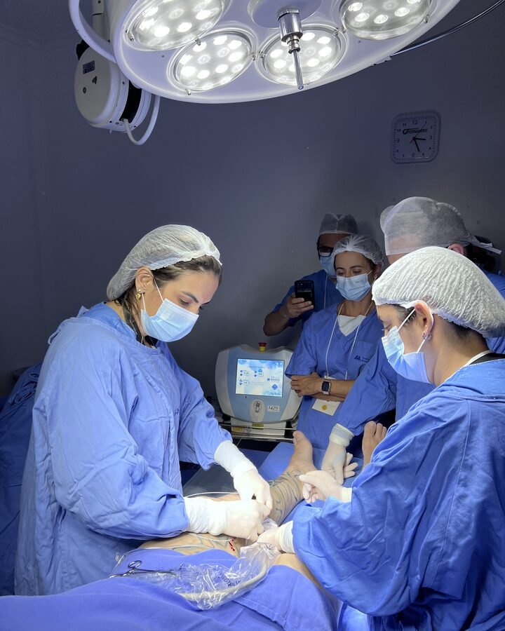 Centro cirúrgico — procedimento endovascular na Anjos Vasculares