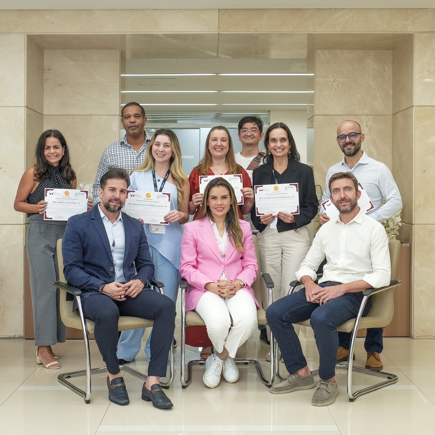 Turma de médicos formados na Imersão em Endolaser, com certificado, ao lado da Dra. Nara Medeiros e de Gilson Vasconcelos